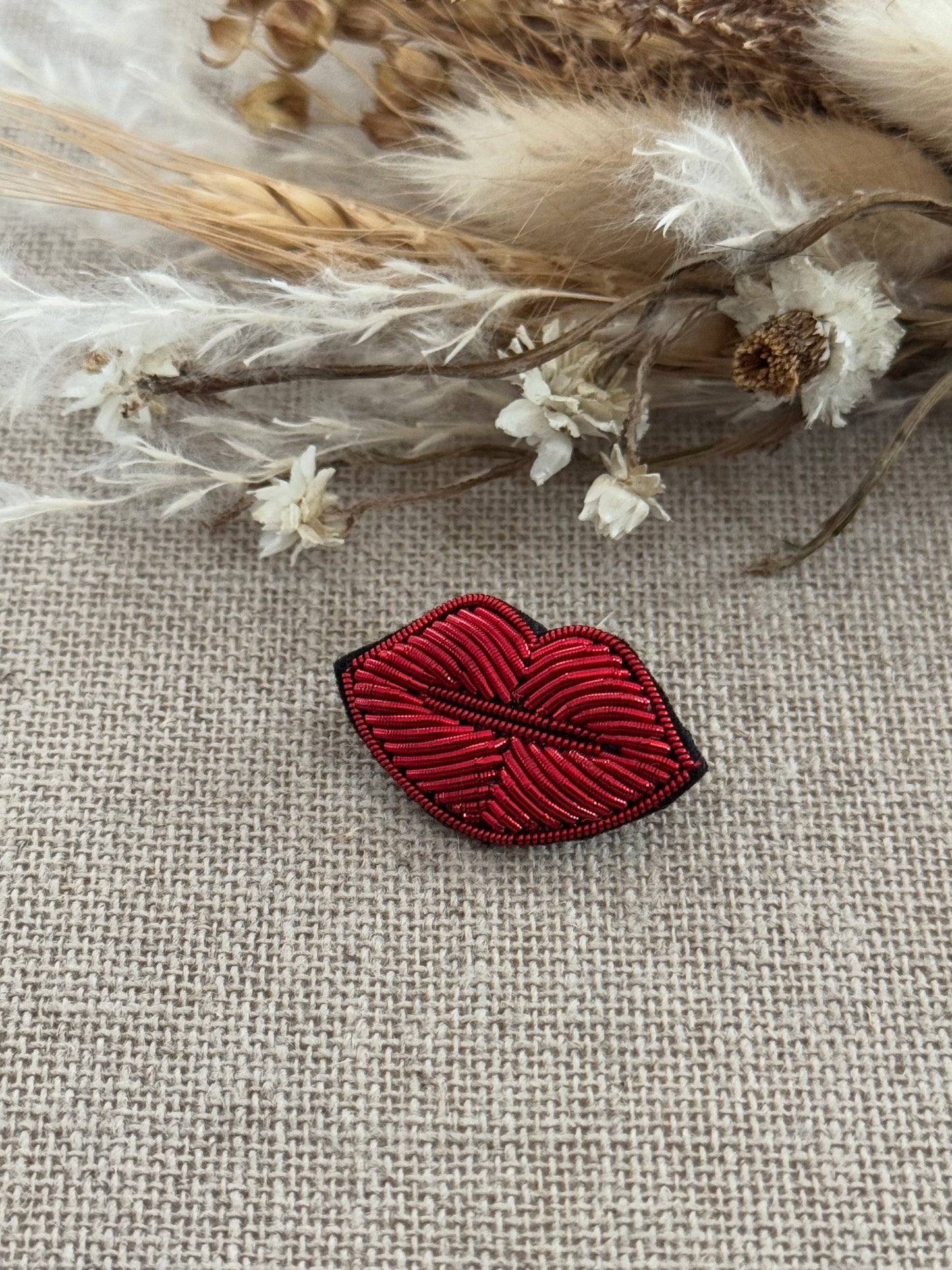 Broche Kiss rouge