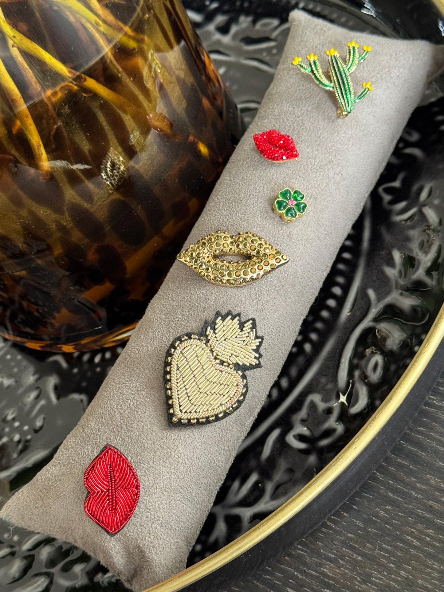 Broche Kiss rouge