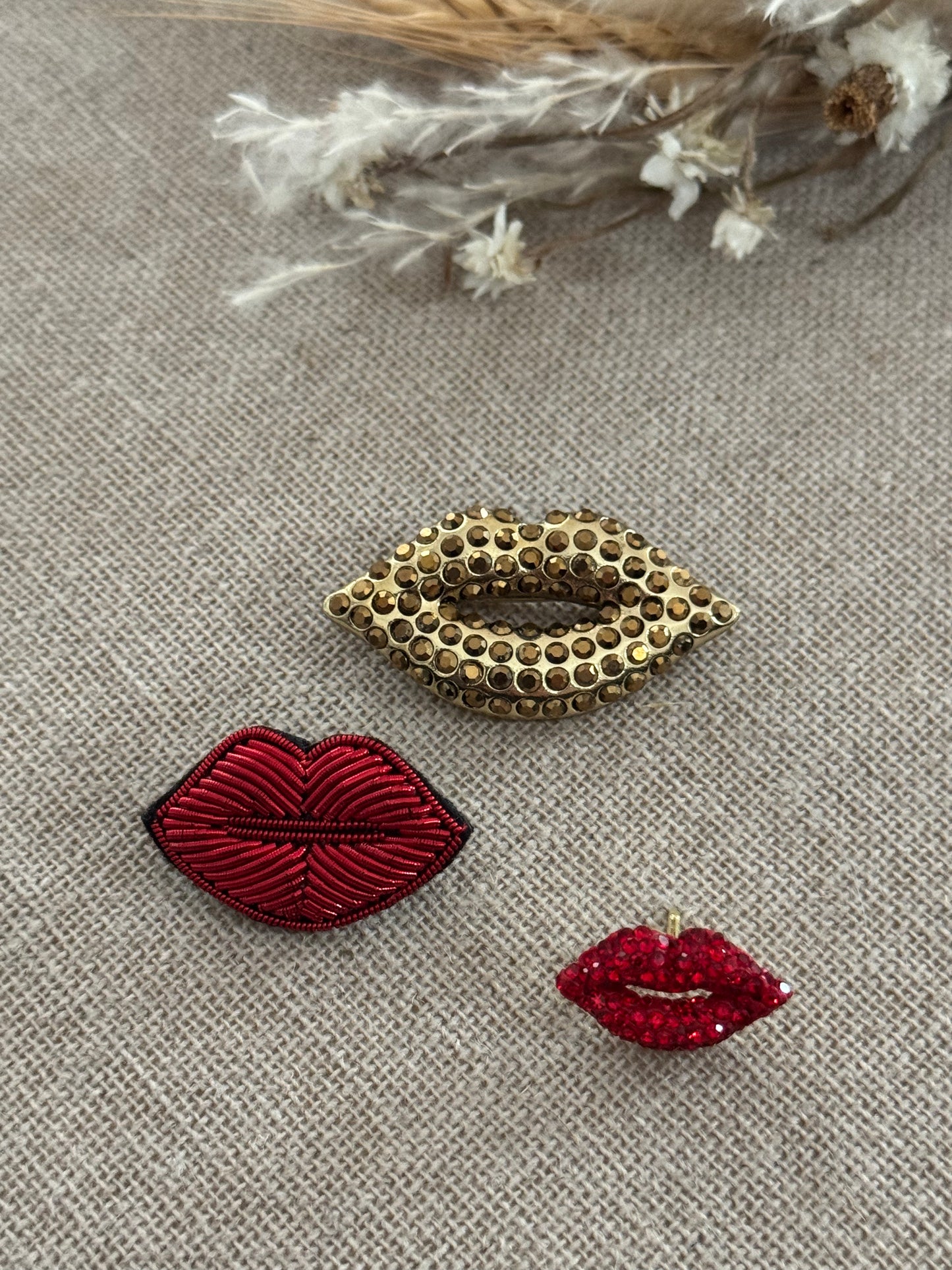 Broche Kiss dorée