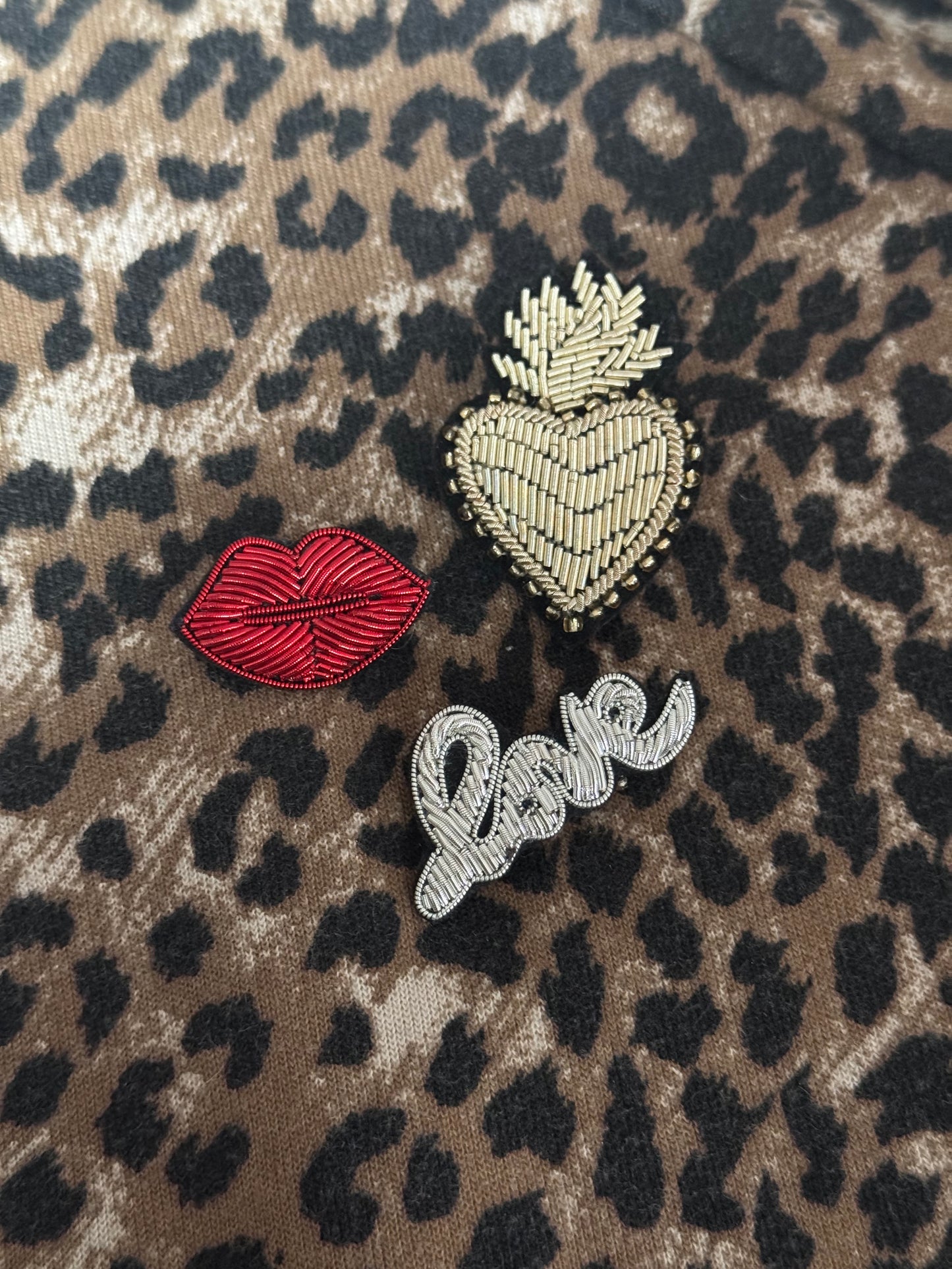 Broche Kiss rouge