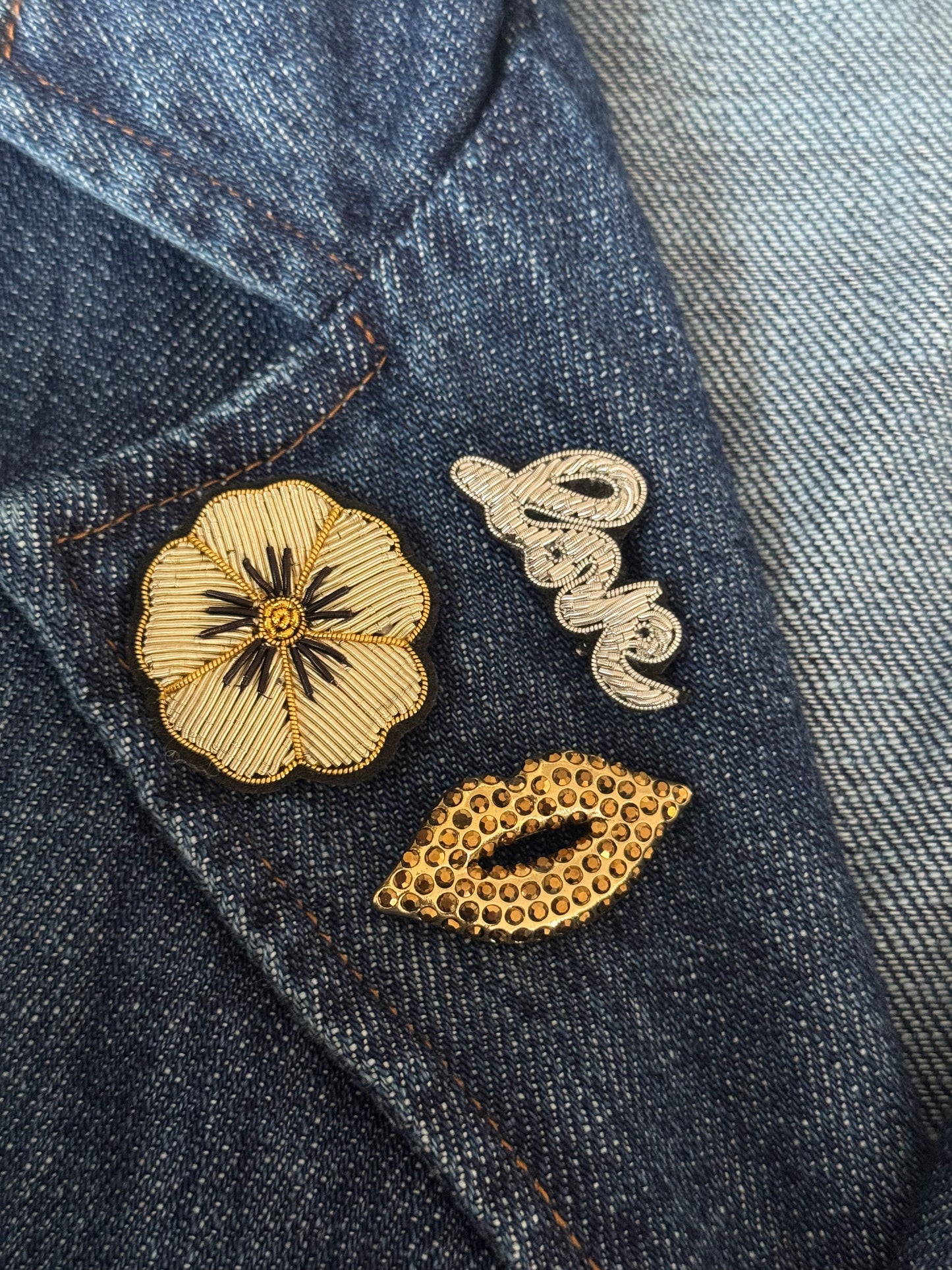 Broche Kiss dorée