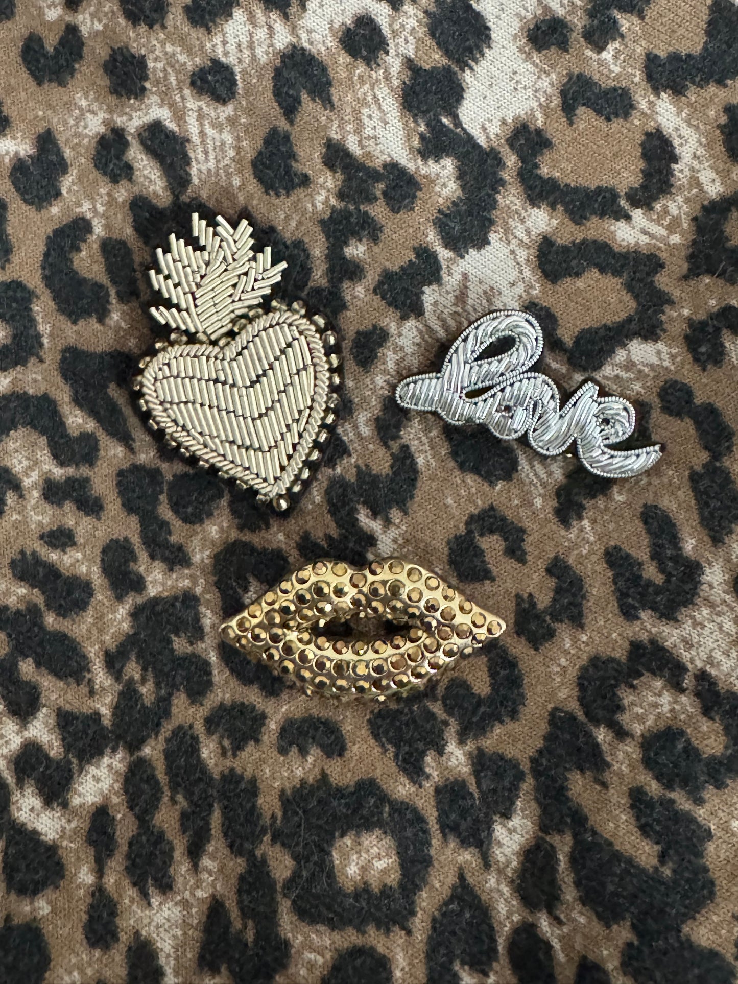 Broche Kiss dorée