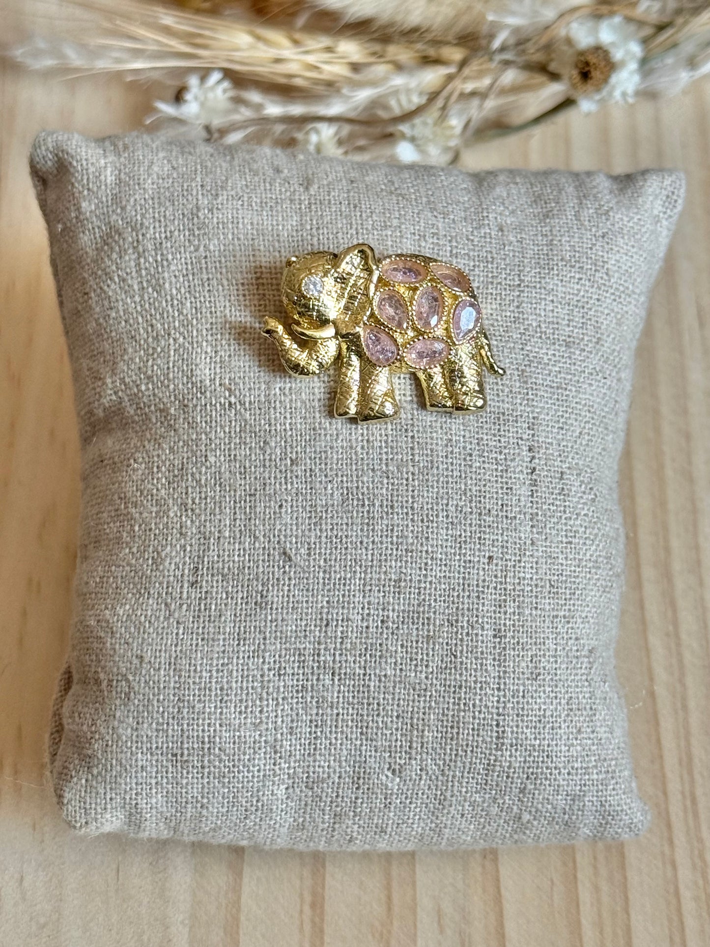 Broche éléphant rose