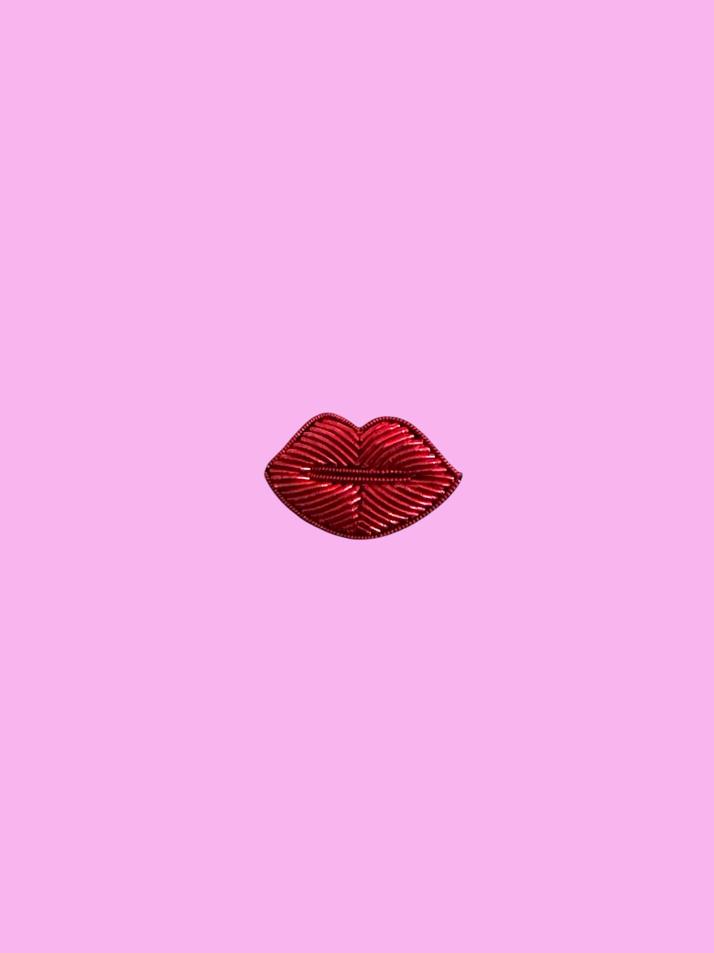Broche Kiss rouge