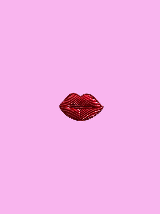 Broche Kiss rouge